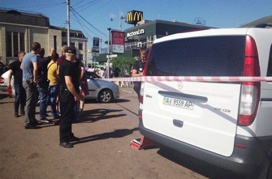 В Киеве возле вокзала неизвестные открыли стрельбу, есть раненые (ФОТО)
