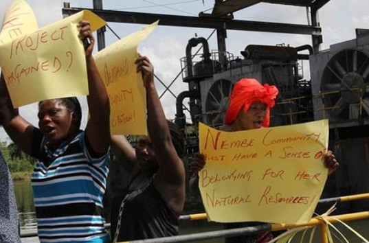 В Нигерии сотни протестующих захватили завод Shell