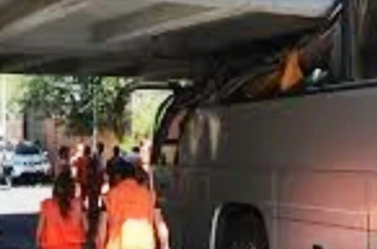 В Италии автобус с людьми врезался в мост, много пострадавших (ВИДЕО)