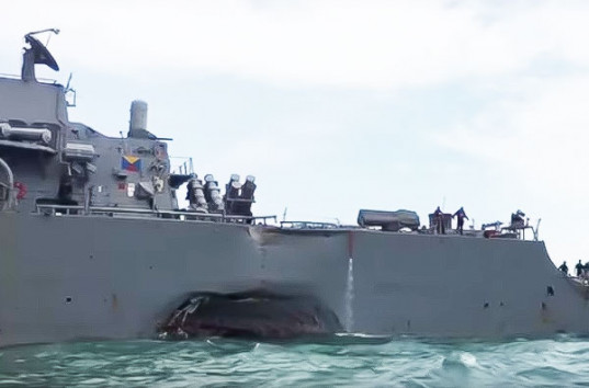 Столкновение американского эсминца «Джон Маккейн» с нефтяным танкером Alnic MC (ВИДЕО)