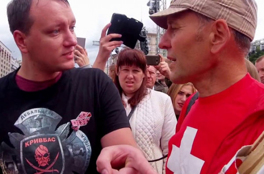 В Киеве после парада люди напали на человека с плакатом, прославляющим Порошенко (ВИДЕО)
