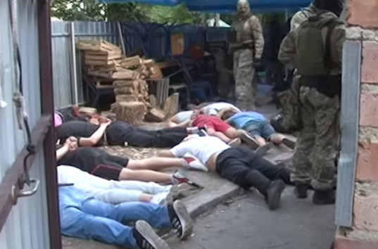 Полиция задержала 27 участников криминальной «сходки» с оружием (ВИДЕО)