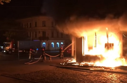 Во Львове сожгли отделение Сбербанка России (ВИДЕО)