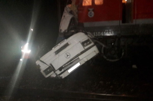 В РФ поезд протаранил застрявший на переезде автобус, погибли 19 человек