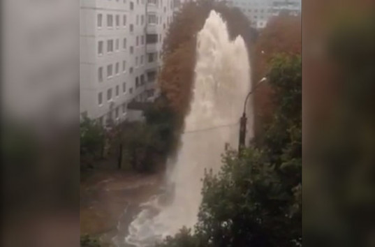 Авария в Харькове: из-под земли бьет 15-метровый «фонтан» (ВИДЕО)