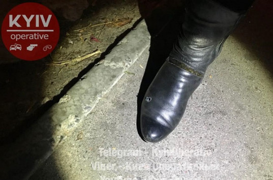 В Киеве неизвестный избил мужчину и прострелил ногу женщине