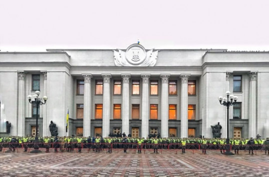 Парламент Украины окружен двойной цепью Нацгвардии и полиции, – нардеп (ФОТО)