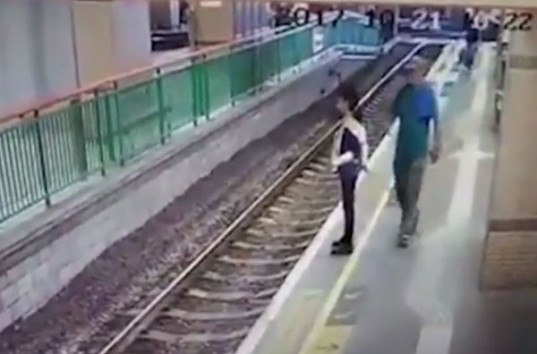 В Гонконге мужчина без причины столкнул незнакомку на рельсы в метро (ВИДЕО)