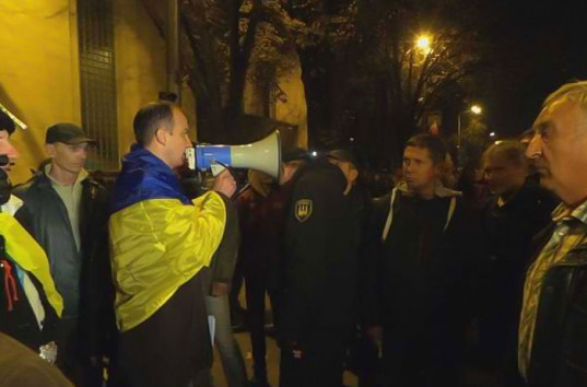 Под Верховной радой нардеп Соболев напал на такого же митингующего  (ВИДЕО)