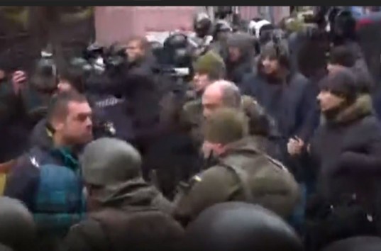 Срочно! Под домом с квартирой Саакашвили активисты дерутся с полицией (ВИДЕОТРАНСЛЯЦИЯ)