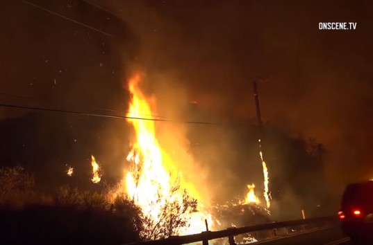 Срочно! Калифорния горит! Пожарные не могут установить контроль на огненной стихией (ВИДЕО)