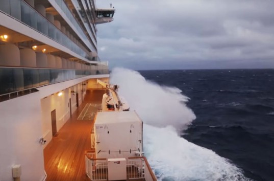 Чуть не случился Титаник 2: Видео ужасного шторма заставшего круизный лайнер (ВИДЕО)