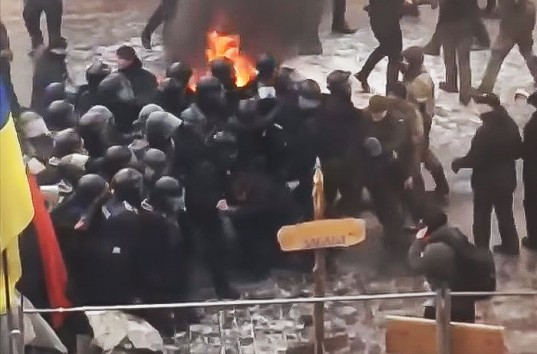 Митингующие в Киеве применили против силовиков слезоточивый газ и брусчатку (ВИДЕО)