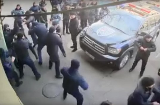 В Одессе охранные фирмы устроили массовую драку (ВИДЕО)