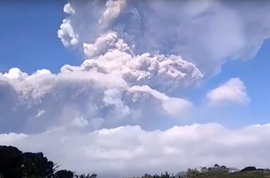 Появились впечатляющие видео проснувшегося вулкана в Индонезии (ВИДЕО)