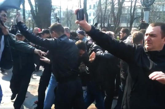 Возле памятника Ватутину в Киеве националисты подрались с охраной Бойко (ВИДЕО)