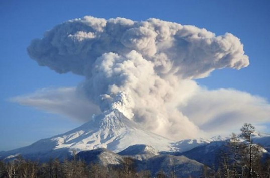 На юге Японии пробудился вулкан, дремавший почти 250 лет, гору оцепили охраной
