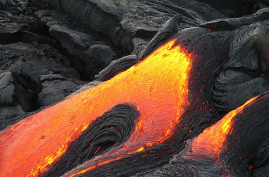 Взрыв в кратере вулкана Килауэа на Гавайях спровоцировал мощное землетрясение