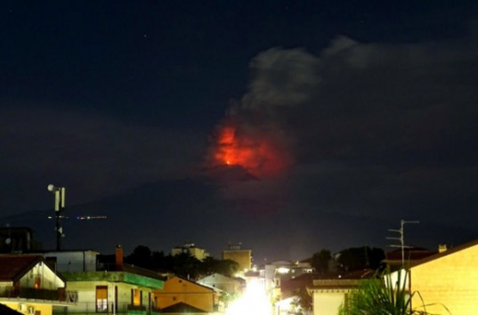 Появилось видео, как в Италии проснулся самый активный вулкан Европы (ФОТО, ВИДЕО)