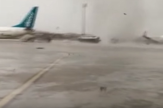 В Анталии торнадо налетел на международный аэропорт, ранено 12 человек (ВИДЕО)
