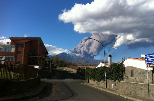 На Сицилии проснулся вулкан Этна, считающийся самым крупным в Европе
