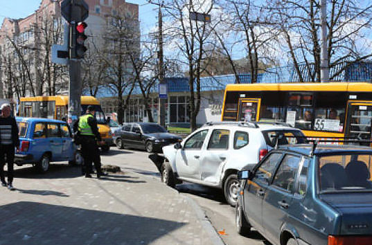 В Киеве очевидцы ДТП устроили самосуд над пьяным водителем, привязав его к столбу