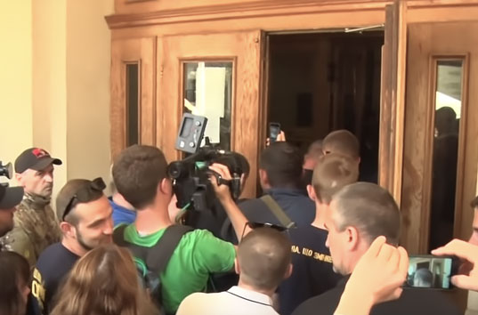 Неизвестные лица выломали дверь во Львовский городской совет и ворвались внутрь (ВИДЕО)