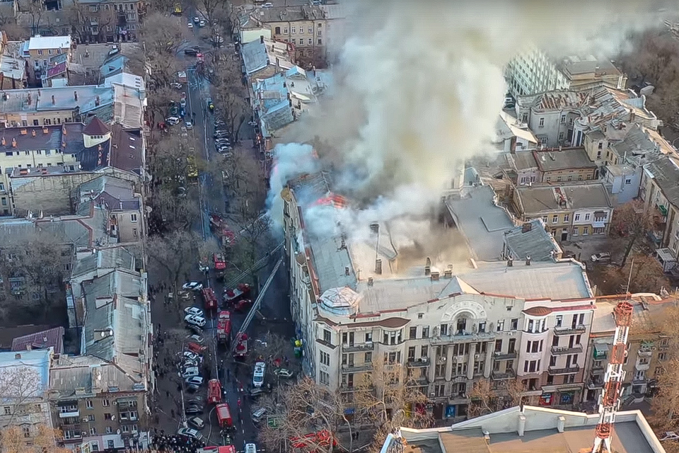 Выбросилась из окна, сбив спасателя с лестницы: Страшное видео пожара в Одессе (ВИДЕО)