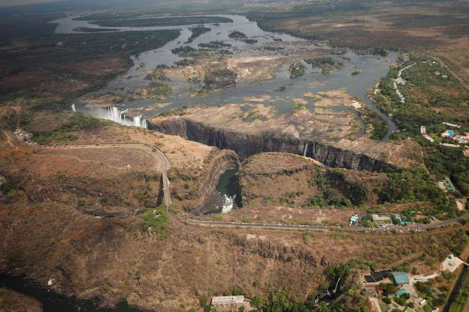 В Африке засыхает всемирно известный водопад «Виктория» (страшные фото)