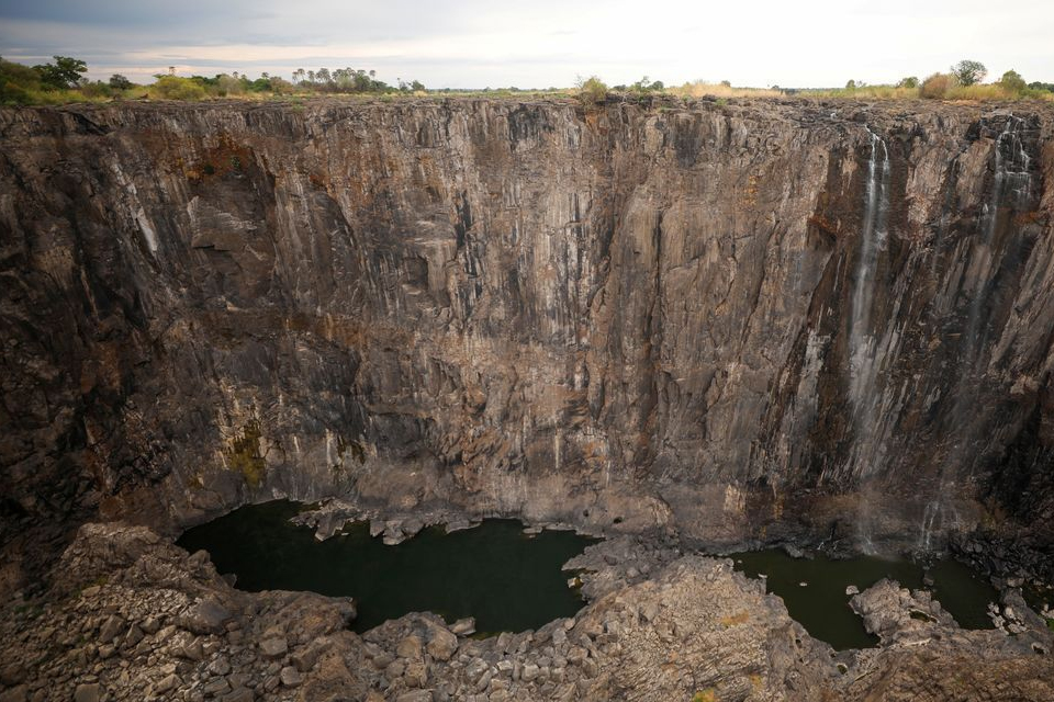 В Африке засыхает всемирно известный водопад «Виктория» (страшные фото)