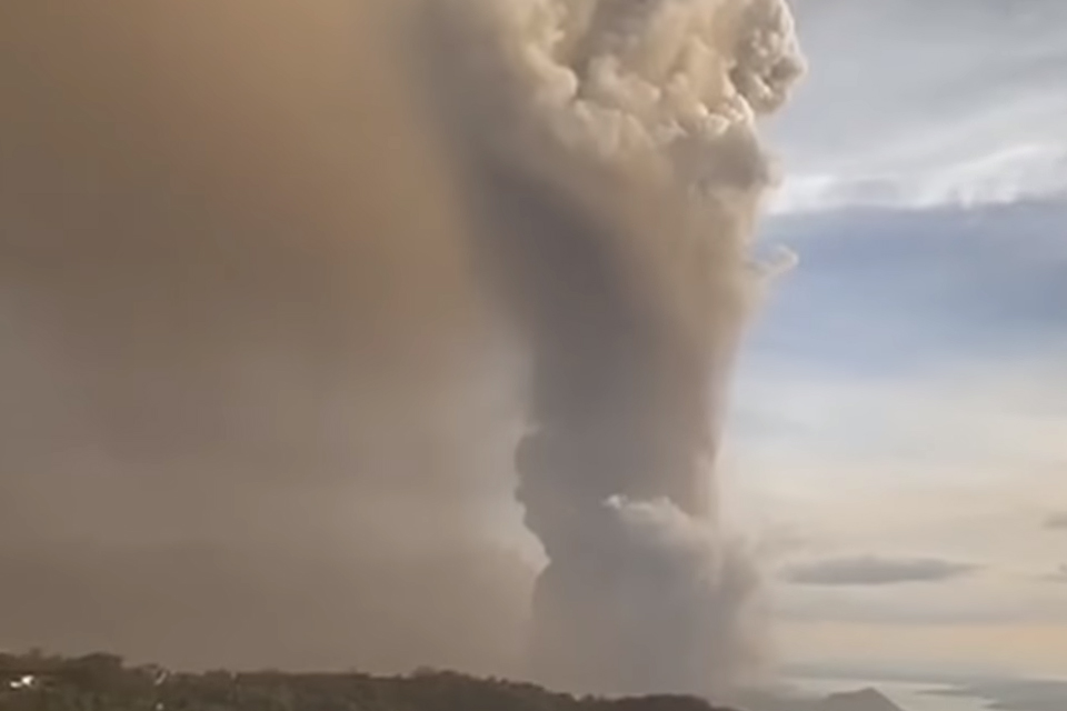 Извержение вулкана на Филиппинах: тысячи жителей в спешке покидают дома, подробности