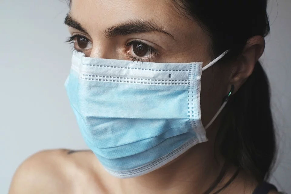 Обычные трехслойные маски, которые продаются в Украине, вообще не защищают от вирусов