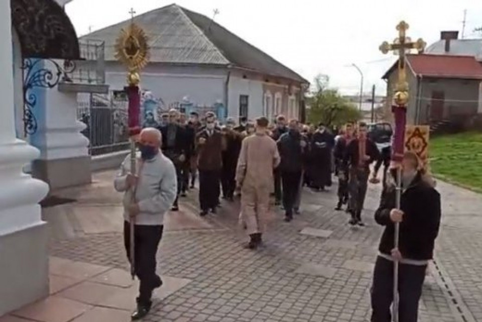 На Львовщине священник устроил крестный ход, несмотря на карантин и запреты