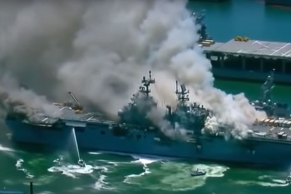 На военно-морской базе США в Сан-Диего горит десантный корабль (ВИДЕО)