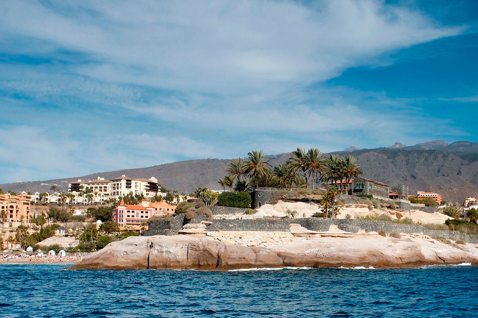 Известный испанский курорт «Тенерифе» закрывает границу для туристов из-за COVID