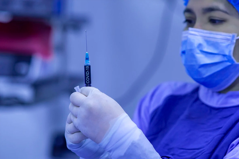 Норвежские медики заявили, что вакцина AstraZeneca действительно способна вызывать тромбы