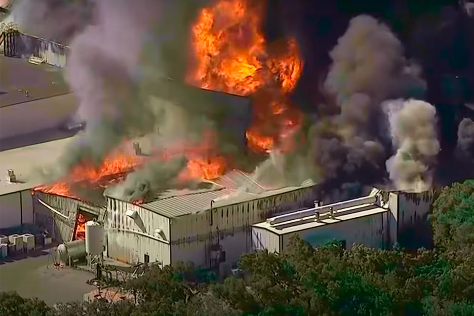 В США на заводе произошел «адский» пожар со взрывами и «химическим огнем» (ВИДЕО)