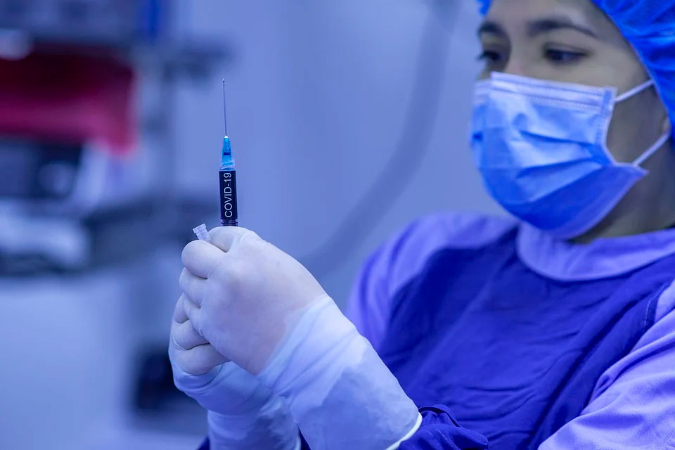 В Украине спустя четыре часа после вакцинации от коронавируса умер человек