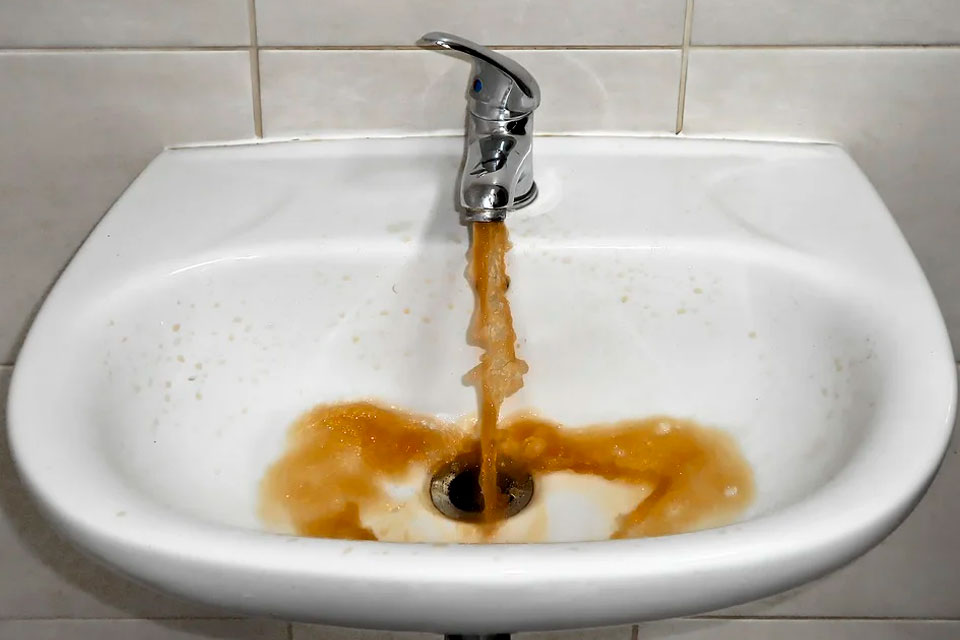 Киевводоканал заявил, что желтая вода из крана пригодна для питья