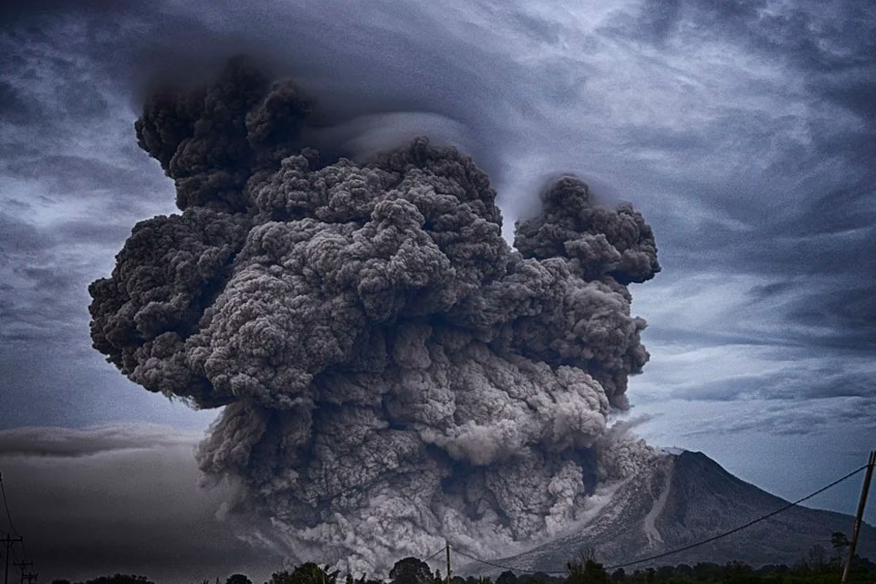 Извержение вулкана Семеру в Индонезии привело к гибели по меньшей мере 13 человек