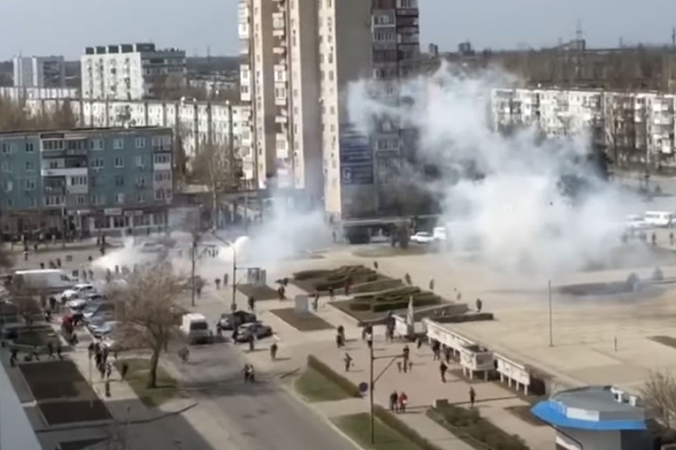 В Энергодаре российские оккупанты расстреляли мирную демонстрацию (ВИДЕО)