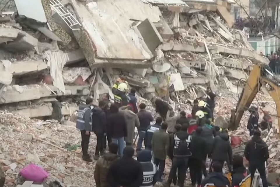 Землетрясение в Турции – количество погибших в двух странах считают сотнями