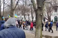 В ход пошли гранаты: Оккупанты разогнали мирный митинг в Херсоне (видео)