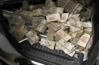 Украинец пытался тайком ввезти из Польши 9 миллионов купюрами по 100 гривен