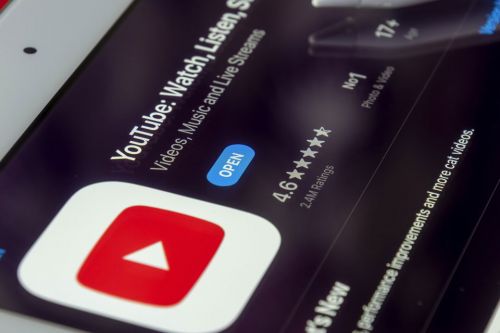 Фейковые трейлеры с ИИ: YouTube отключает монетизацию таким видео