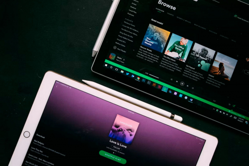 Spotify массово удаляет ИИ-музыку ради защиты артистов