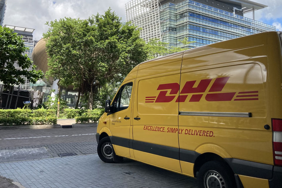 DHL прекращает доставку дорогих товаров в США из-за пошлин
