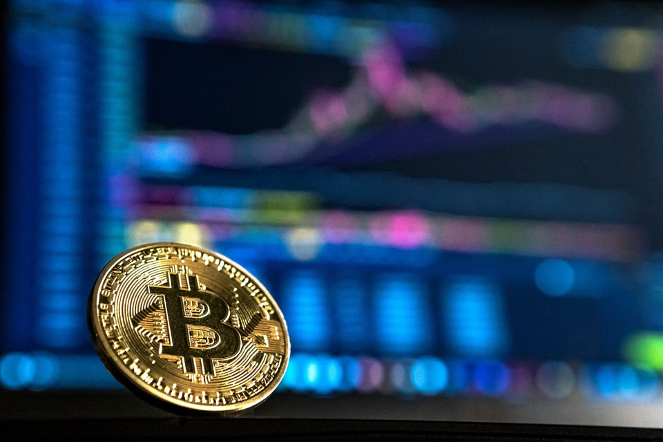 Биткоин приближается к $95,000 на фоне притока миллиардов в ETF