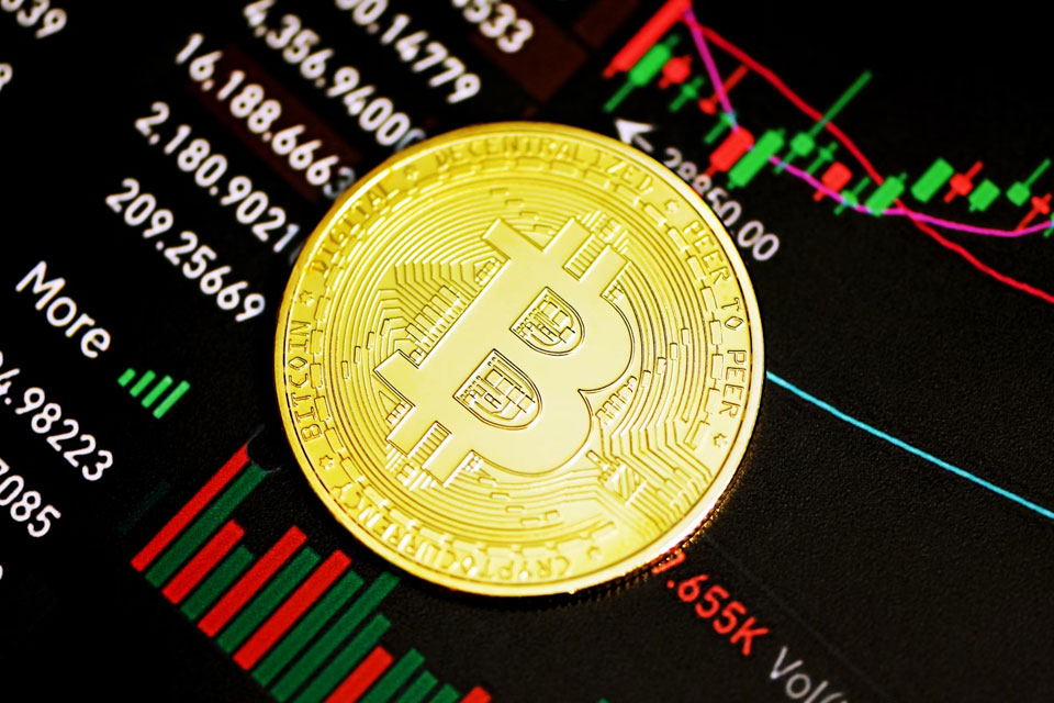 Bitcoin взлетел до $100 000: что стоит за ростом криптовалюты