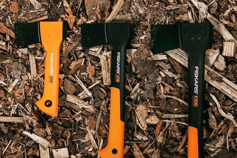 Топ‑5 сокир Fiskars для дерева: надійність, комфорт і довговічність